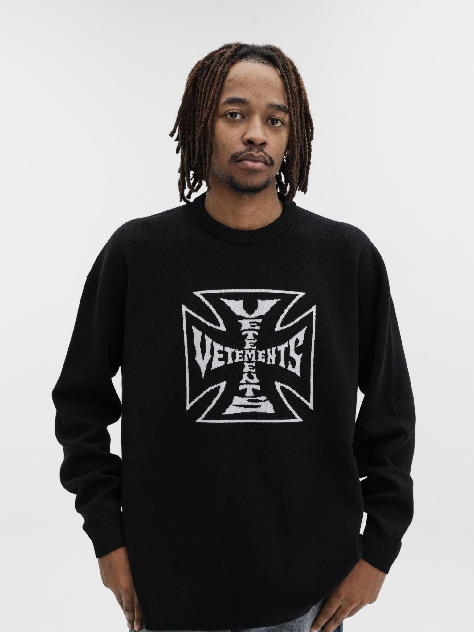トップス VETEMENTS 23AW L DOUBLE LOGO SWEATER Vetements Sweater Double Biker Cross Logo Black - AL Capone Premium
