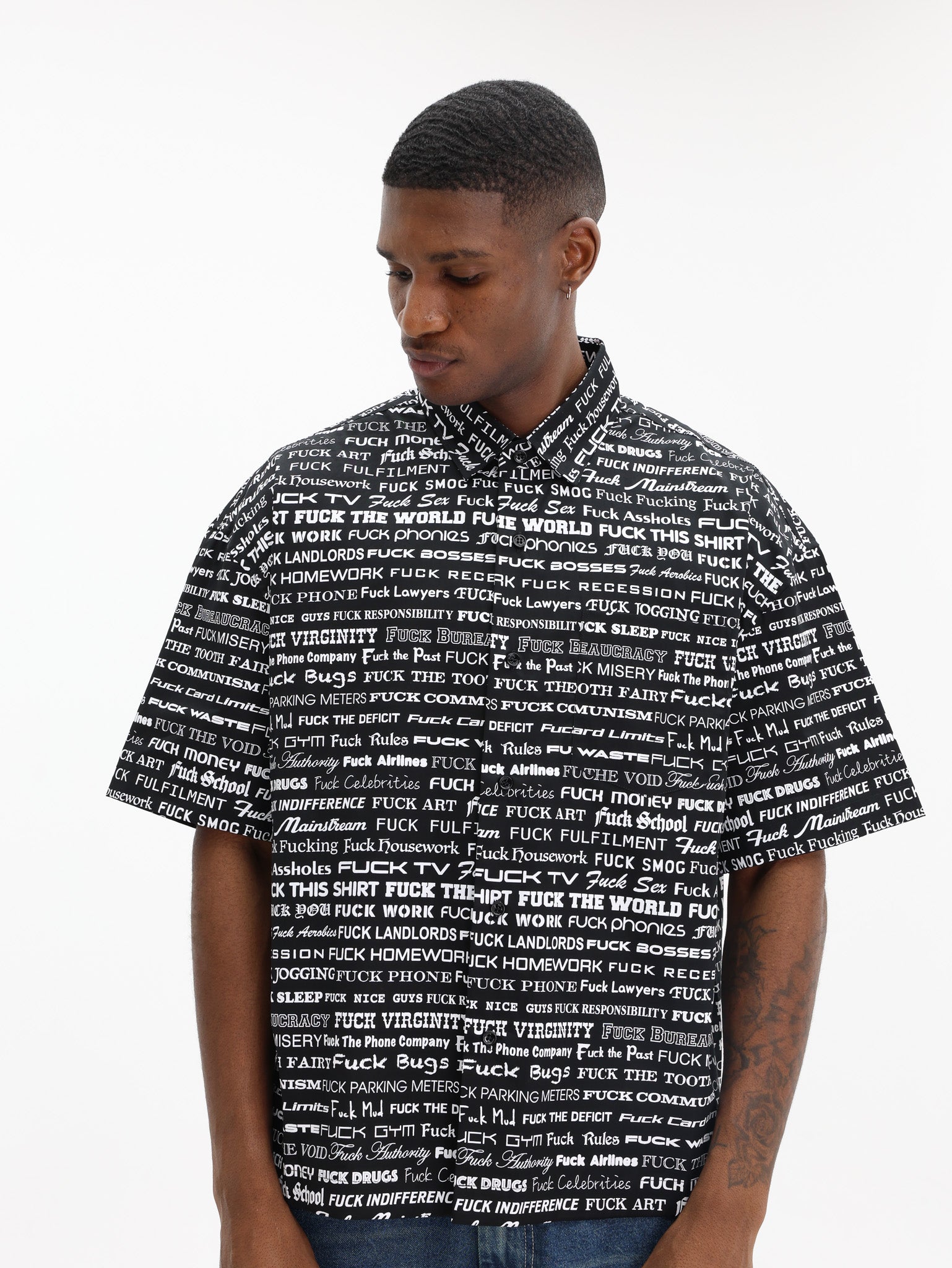 VETEMENTS ブラック シャツ ユニセックス VETEMENTSのブラック Fuck Everything Tシャツがセール中 トップス