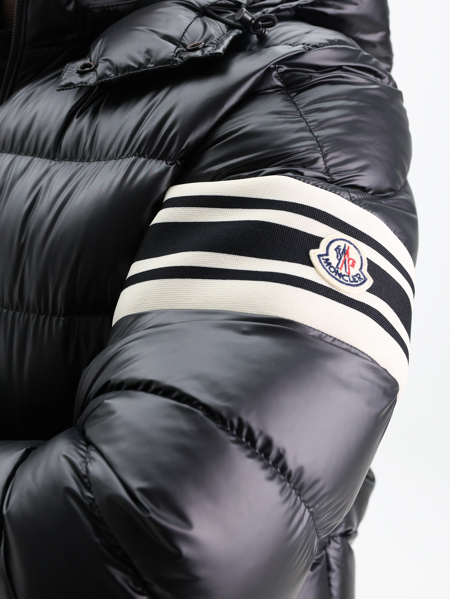 MONCLER ブラックジャケット チェーンディテール MONCLER ブラックジャケット チェーンディテール | MONCLER