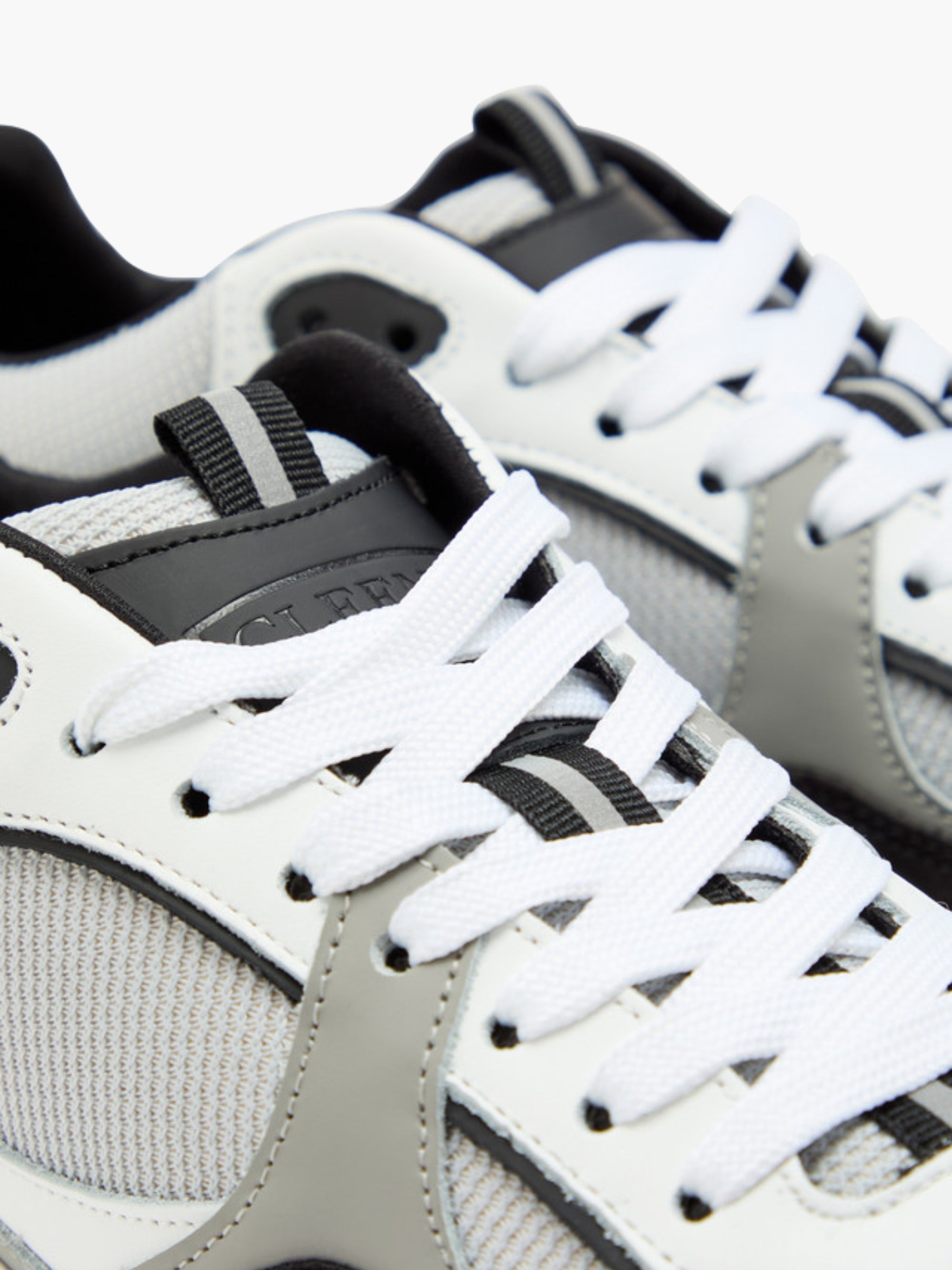 Cleens Sneakers C30 Black Border  White